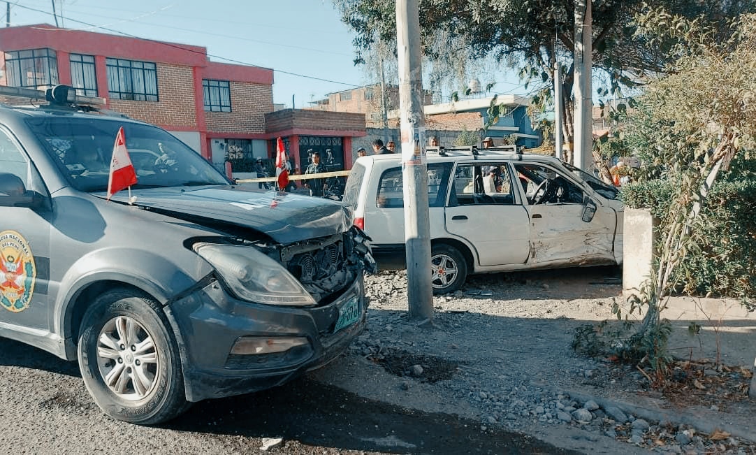 Patrullero policial colisiona contra auto en Mariano Melgar