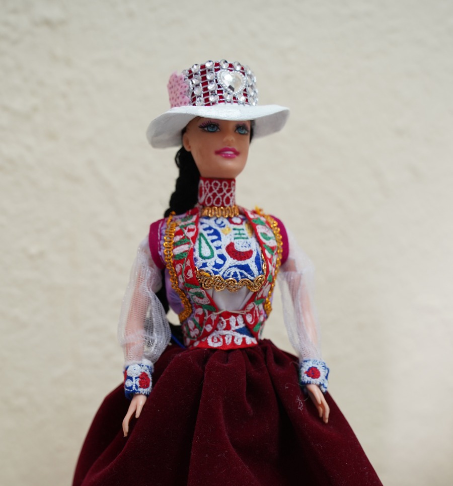 Lanzan trajes cayllominos para Barbie