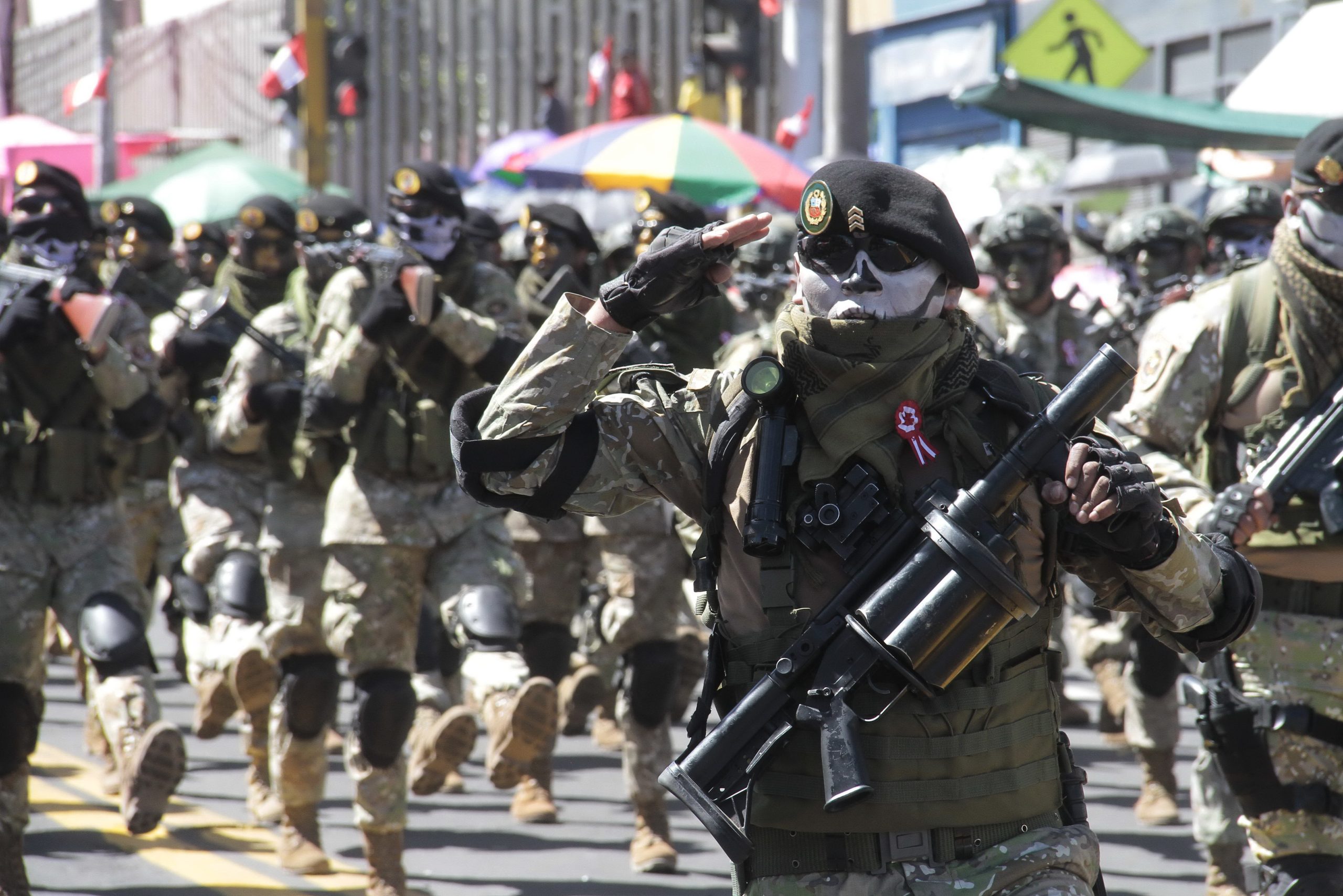 Concurrencia masiva y fervor patriótico en desfile cívico militar en Av. Independencia