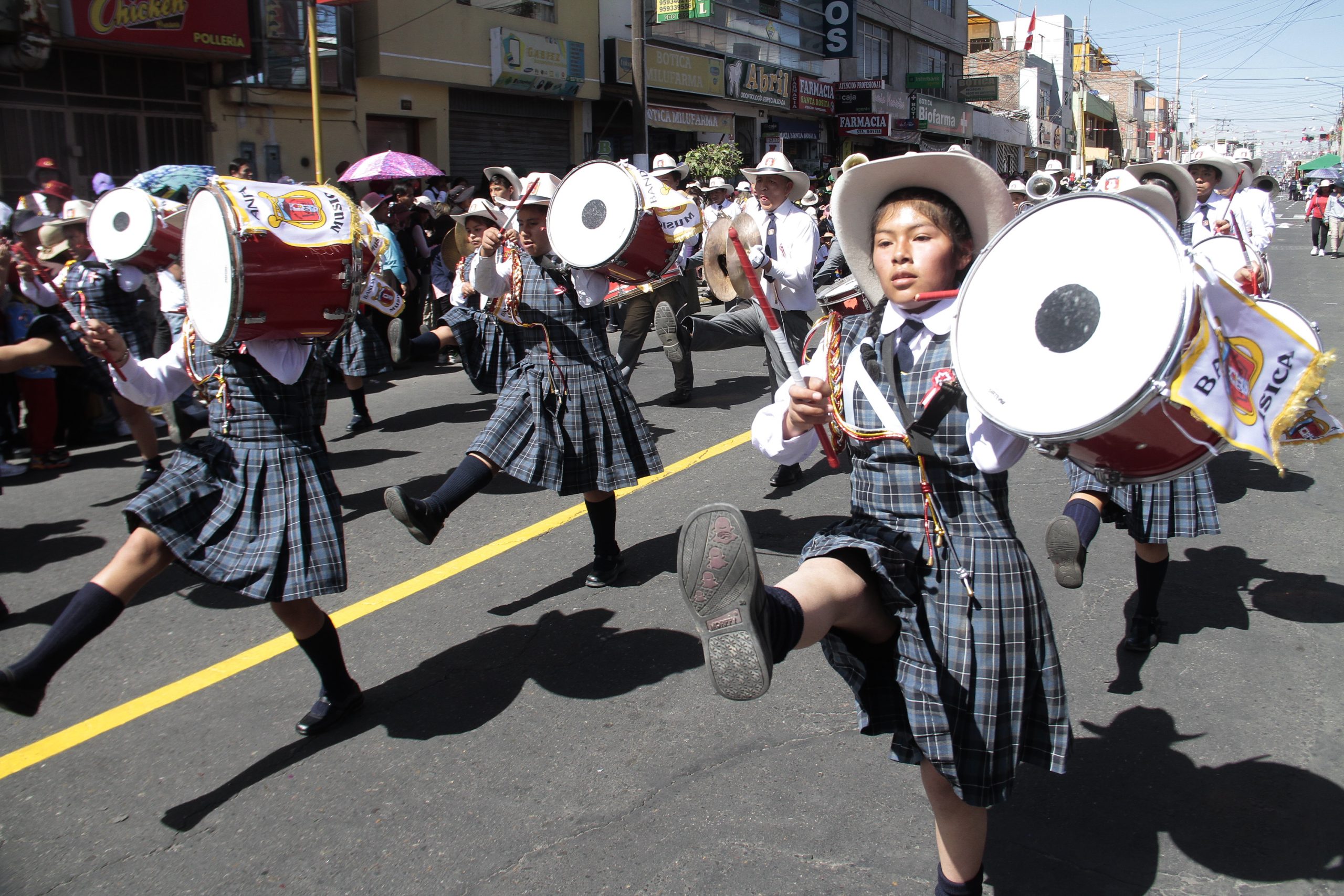 Se iniciaron los desfiles escolares en Arequipa y las provincias