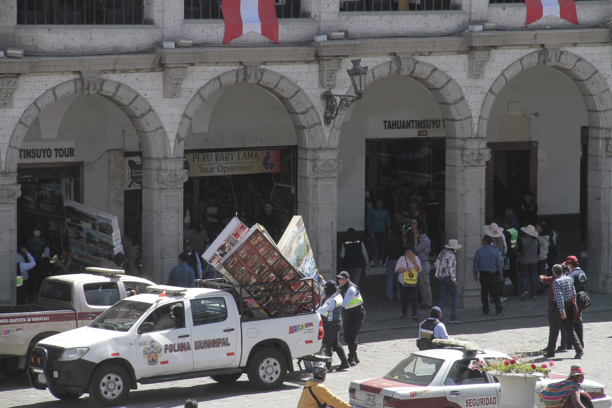 Denuncian desorganización en operativo realizado por municipio en Plaza de Armas