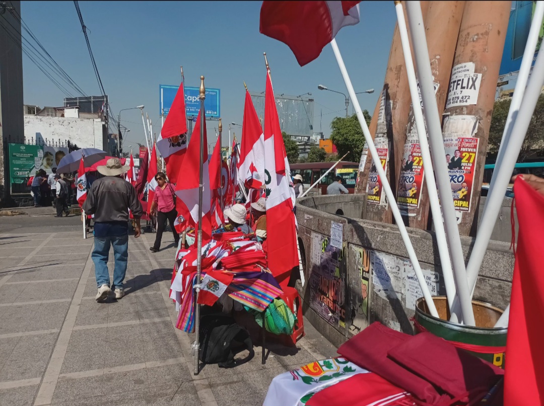 Ambulantes de banderas y escarapelas se apoderan del óvalo de Mariscal Castilla