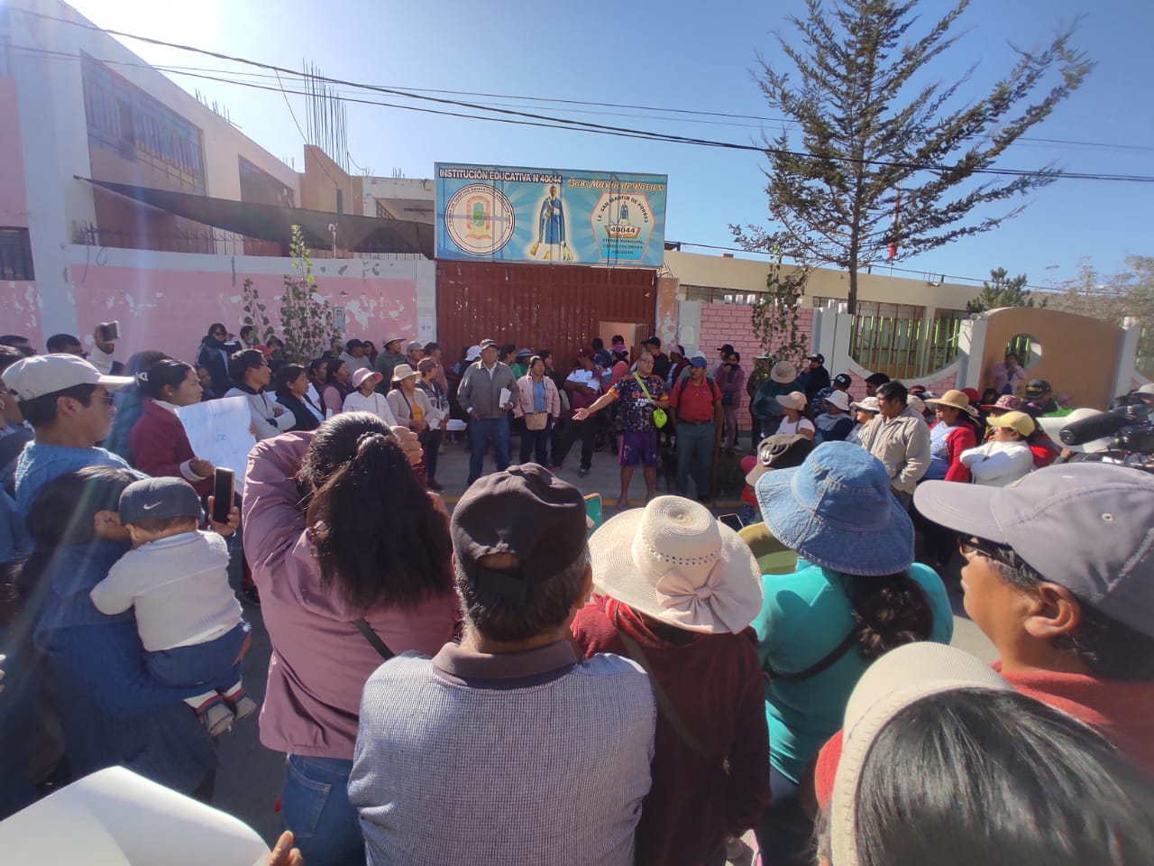 Padres y docentes piden la renuncia de directora por malos tratos en colegio de Cerro Colorado