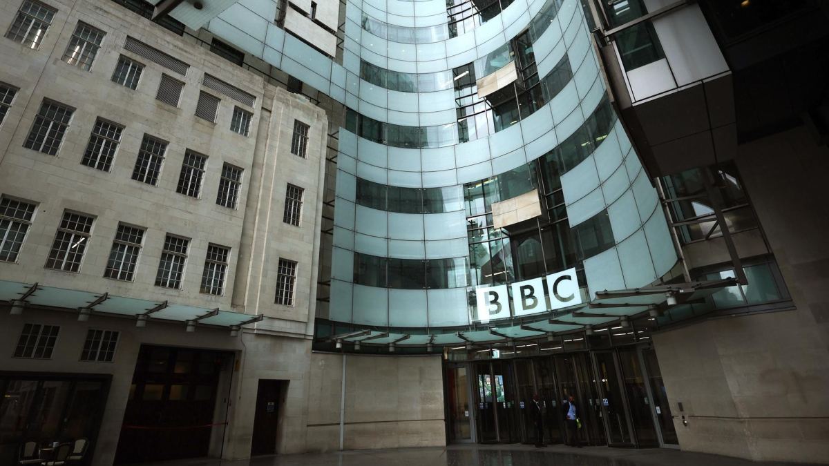 Presentador de la BBC es investigado por supuestos pagos a un menor por fotos sexuales