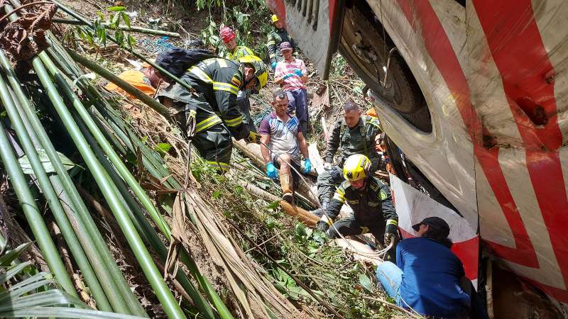 COLOMBIA: Un autobús cayó a un abismo el sábado