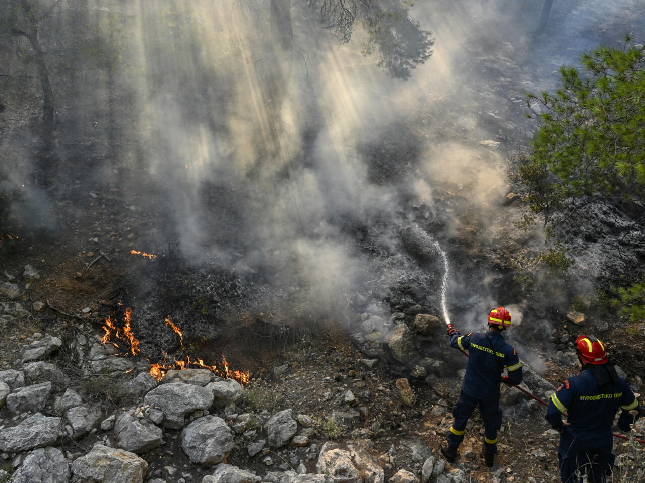 Cientos de bomberos libran «enorme batalla» contra incendios