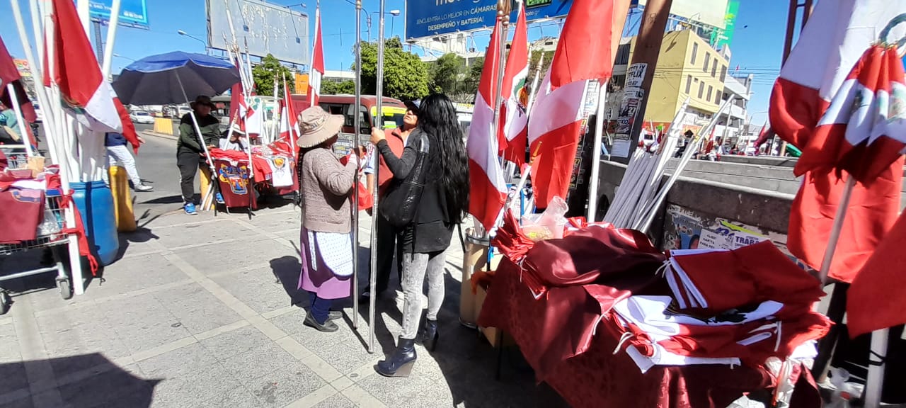 Venta de símbolos patrios decae en Arequipa y perjudica a comerciantes