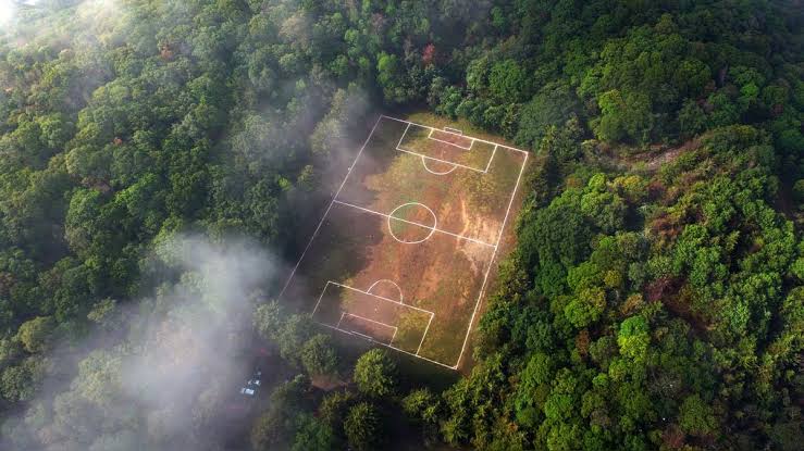 Disputan torneo de fútbol en el cráter de un volcán