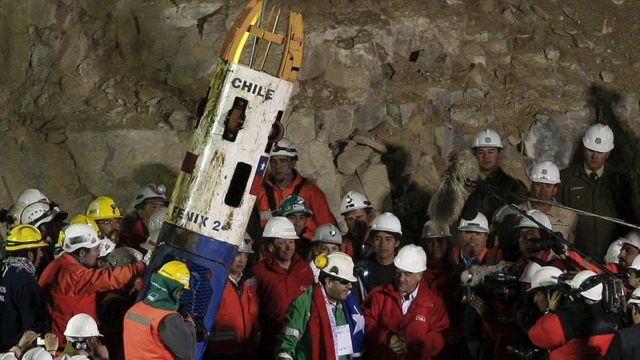 El Estado de Chile deberá pagar 1,4 millones de dólares a 31 de los 33 mineros que quedaron atrapados y que fueron rescatados de la mina San José