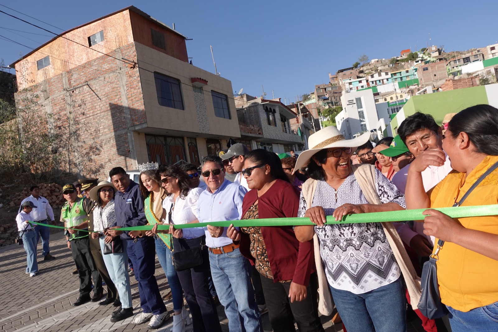 CON UNA INVERSIÓN DE 4 MILLONES 150 MIL SOLES SE ENTREGO VIA EN ALTO PATASAGUA Y ALTO TUNALES EN EL DISTRITO DE TIABAYA