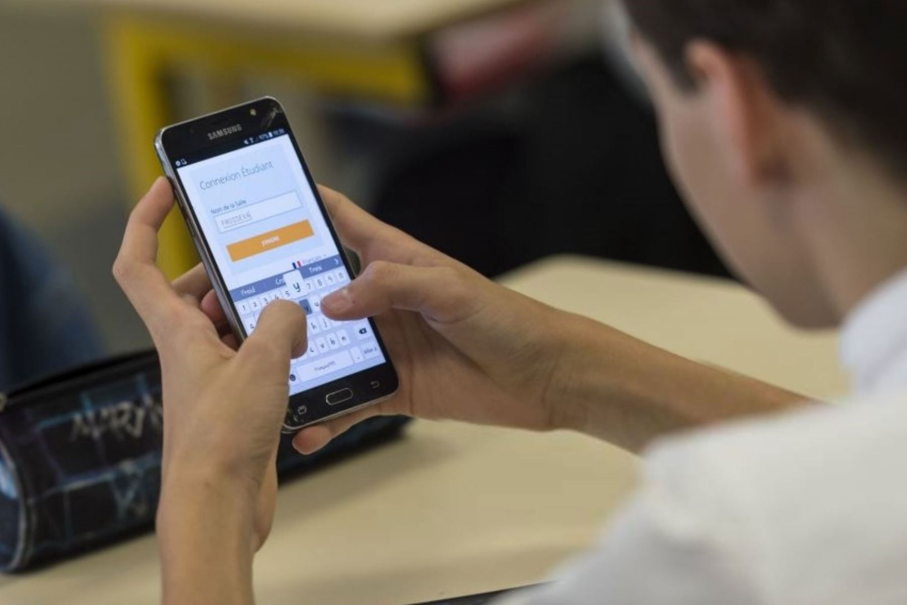 Proponen prohibir uso de celulares durante dictado de clases