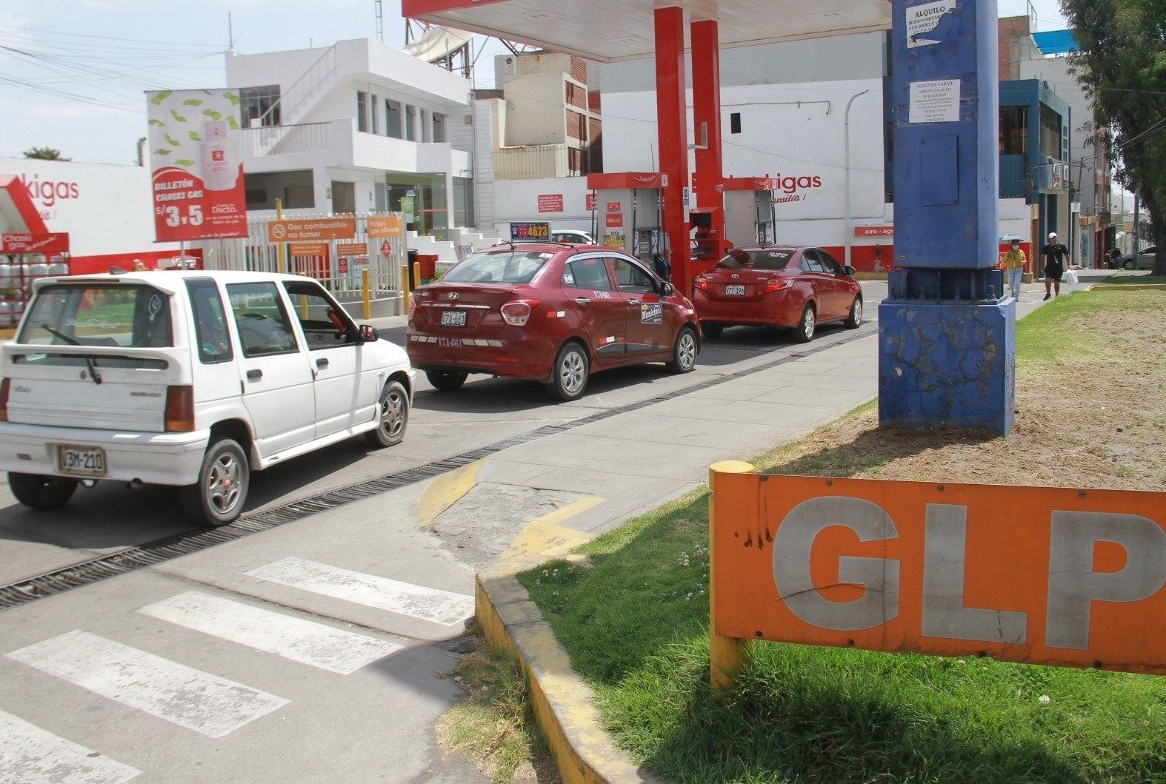 Taxistas alistarían «marcha rodante» por acaparamiento y especulación de griferos