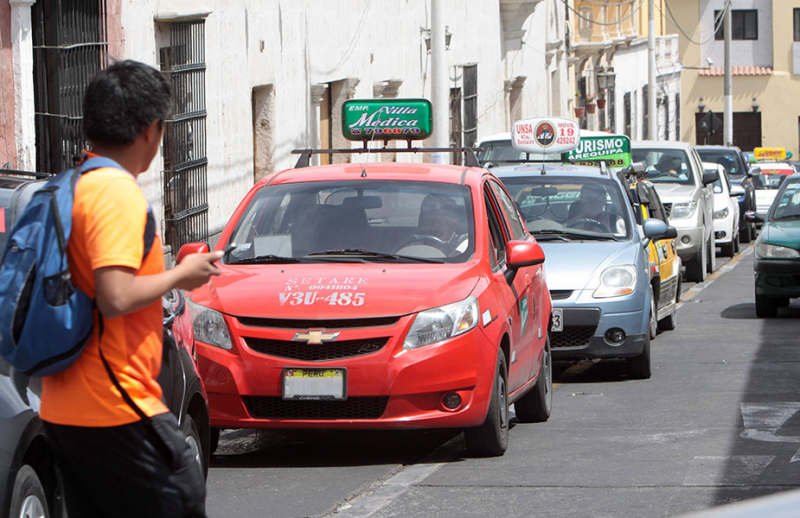 Taxistas exigen desaparición de conductores por aplicativo