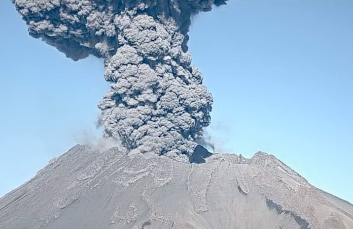 Volcán Ubinas: seis distritos afectados por cenizas tras fuerte explosión