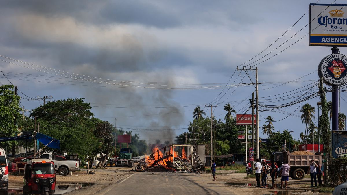 Arde Acapulco: grupo armado prendió fuego a decena de vehículos