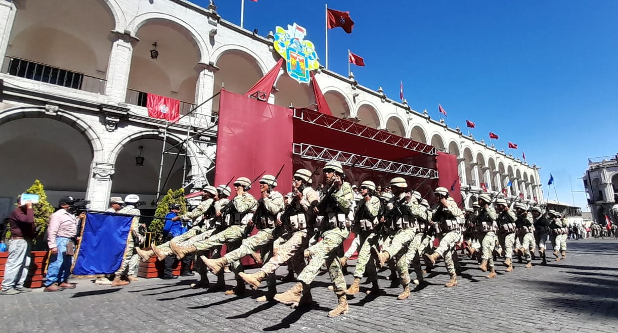 Realizaron desfile en la Plaza de Armas