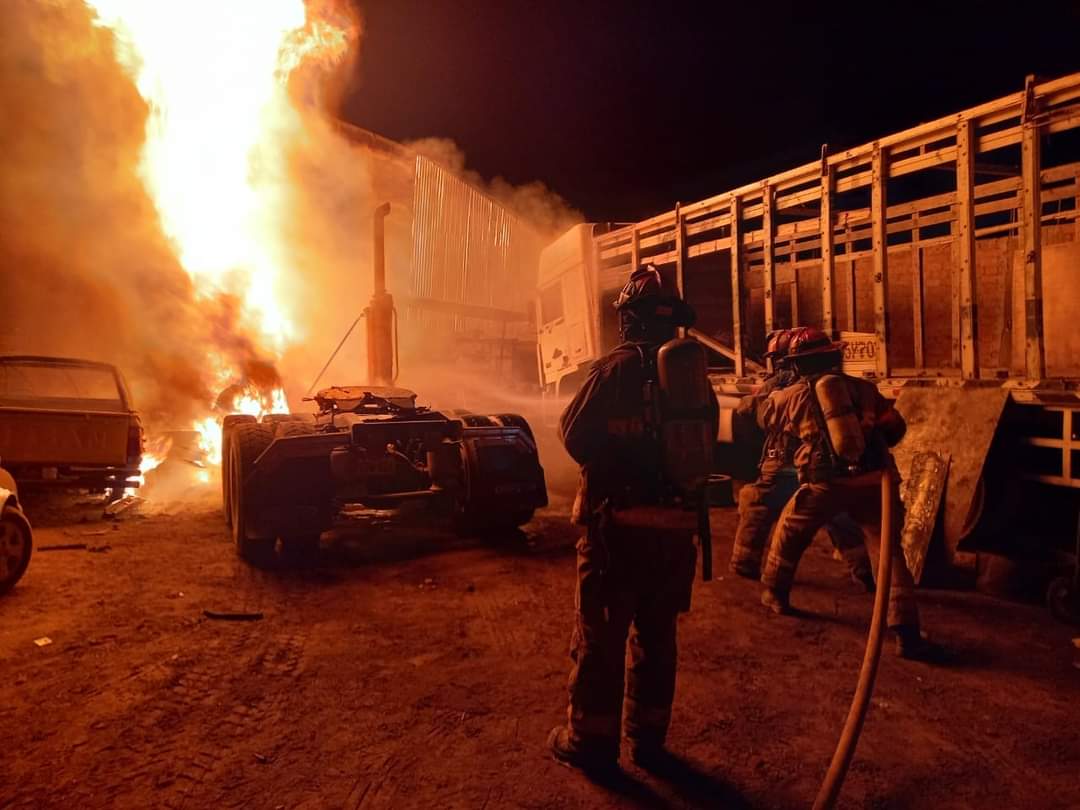 Taller automotriz se incendia en distrito de Cerro Colorado