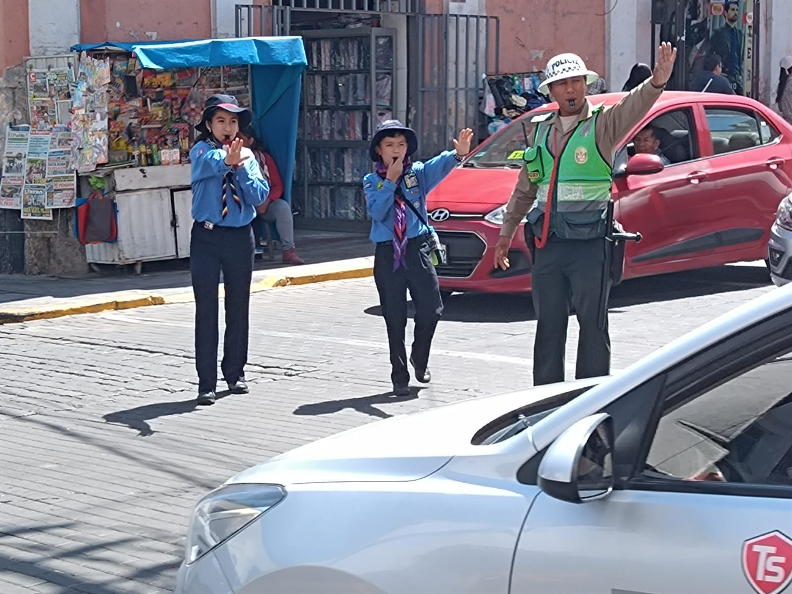 «Boy scouts» guiaron el tráfico vehicular en el Centro Histórico