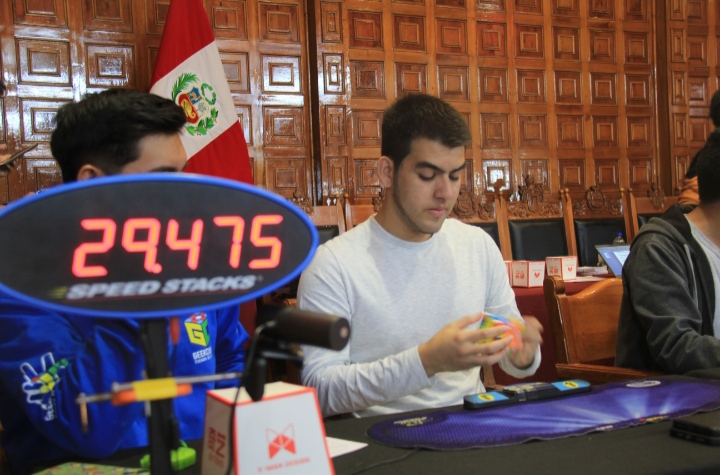 Concurso de cubo de Rubik en Arequipa tuvo 47 ganadores