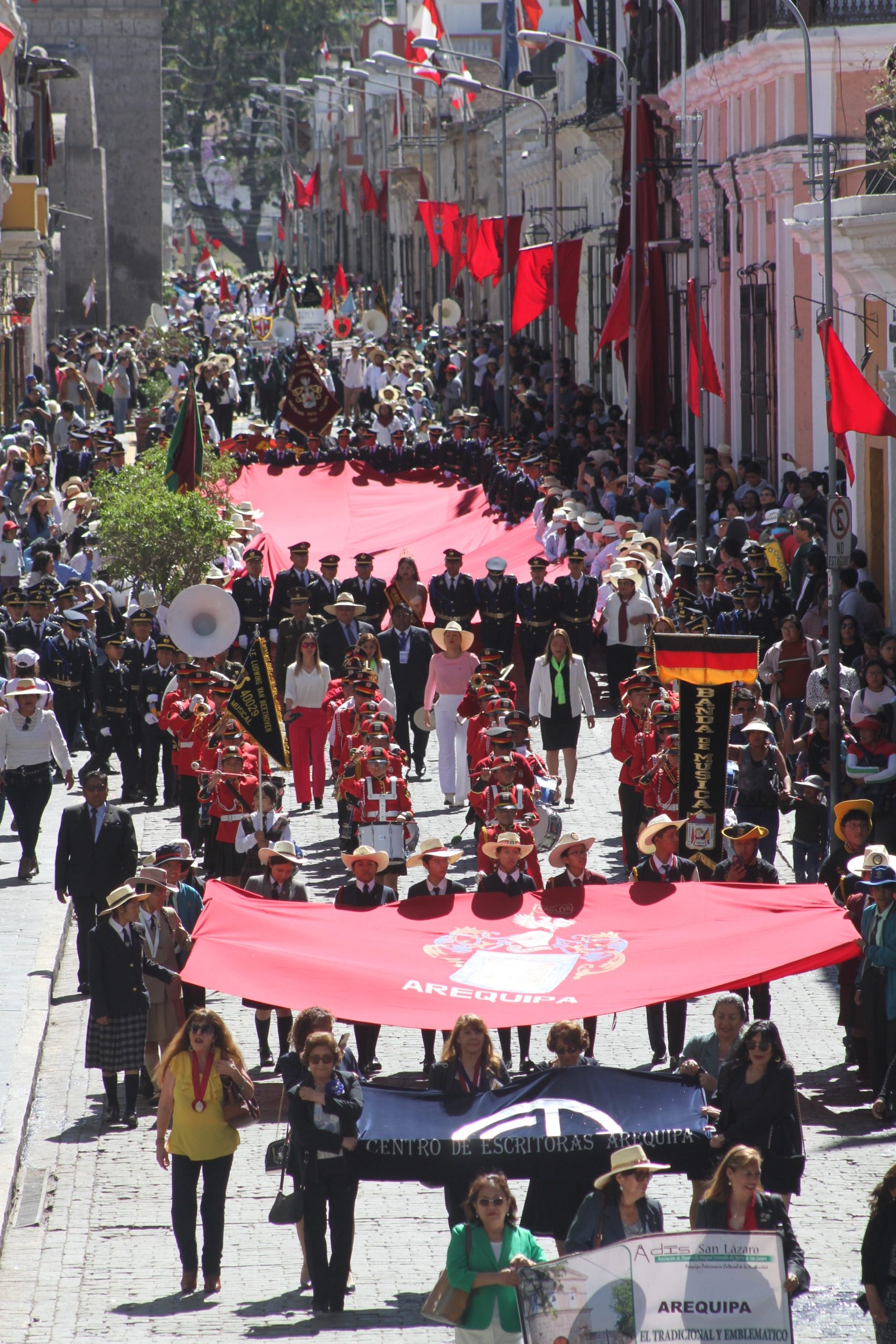 Con Paseo del Estandarte inician actos por el 483 aniversario de Arequipa