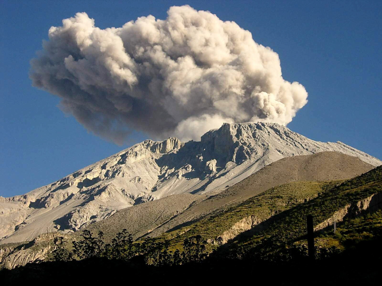 Prorrogan emergencia en 7 distritos de Moquegua por Ubinas