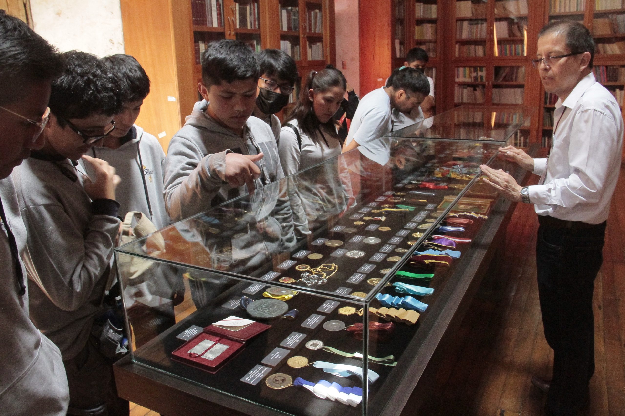 Exhibirán 50 medallas de Mario Vargas Llosa en biblioteca regional