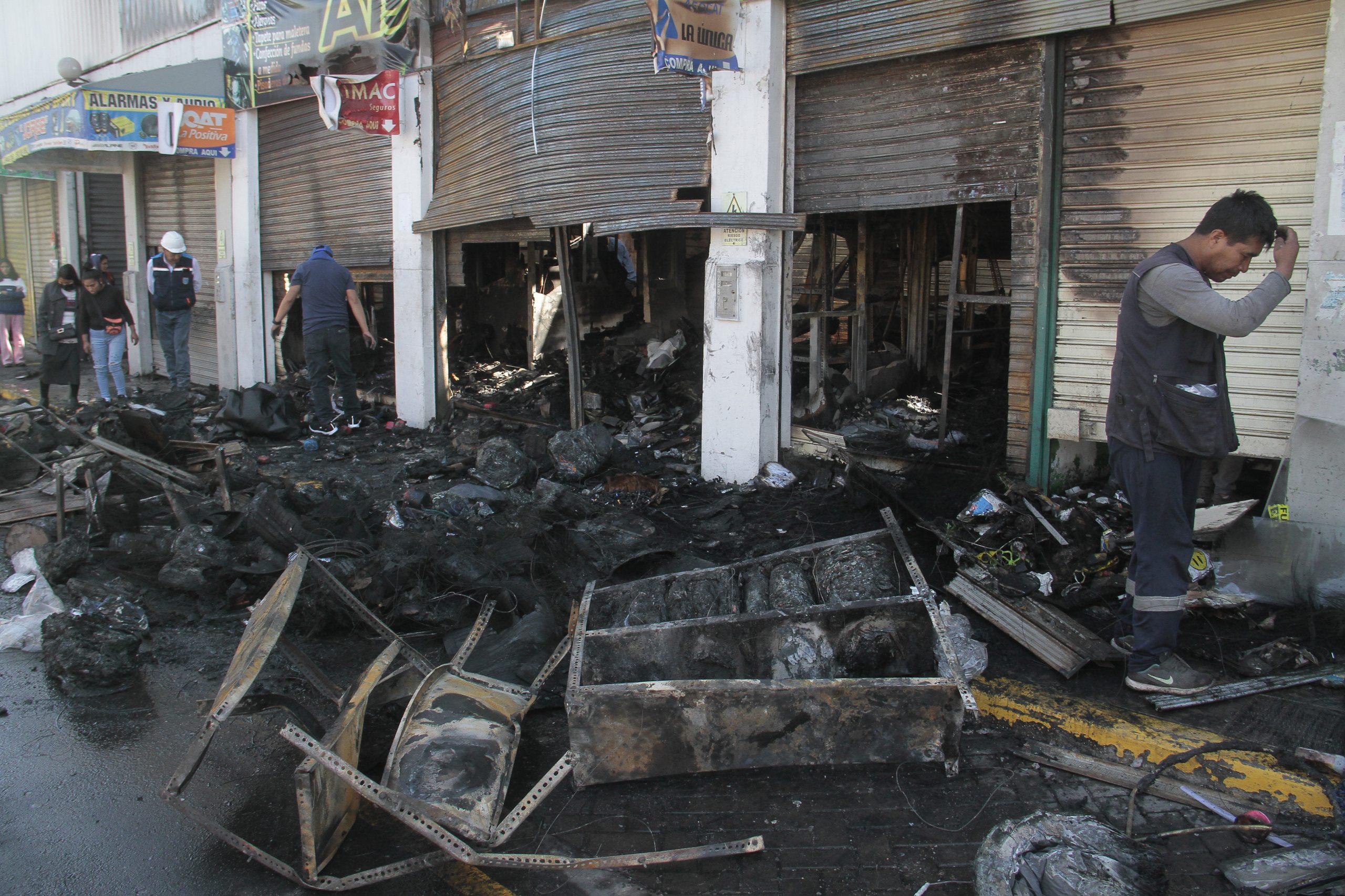 Incendio en La Isla afecta 30 tiendas en centro comercial