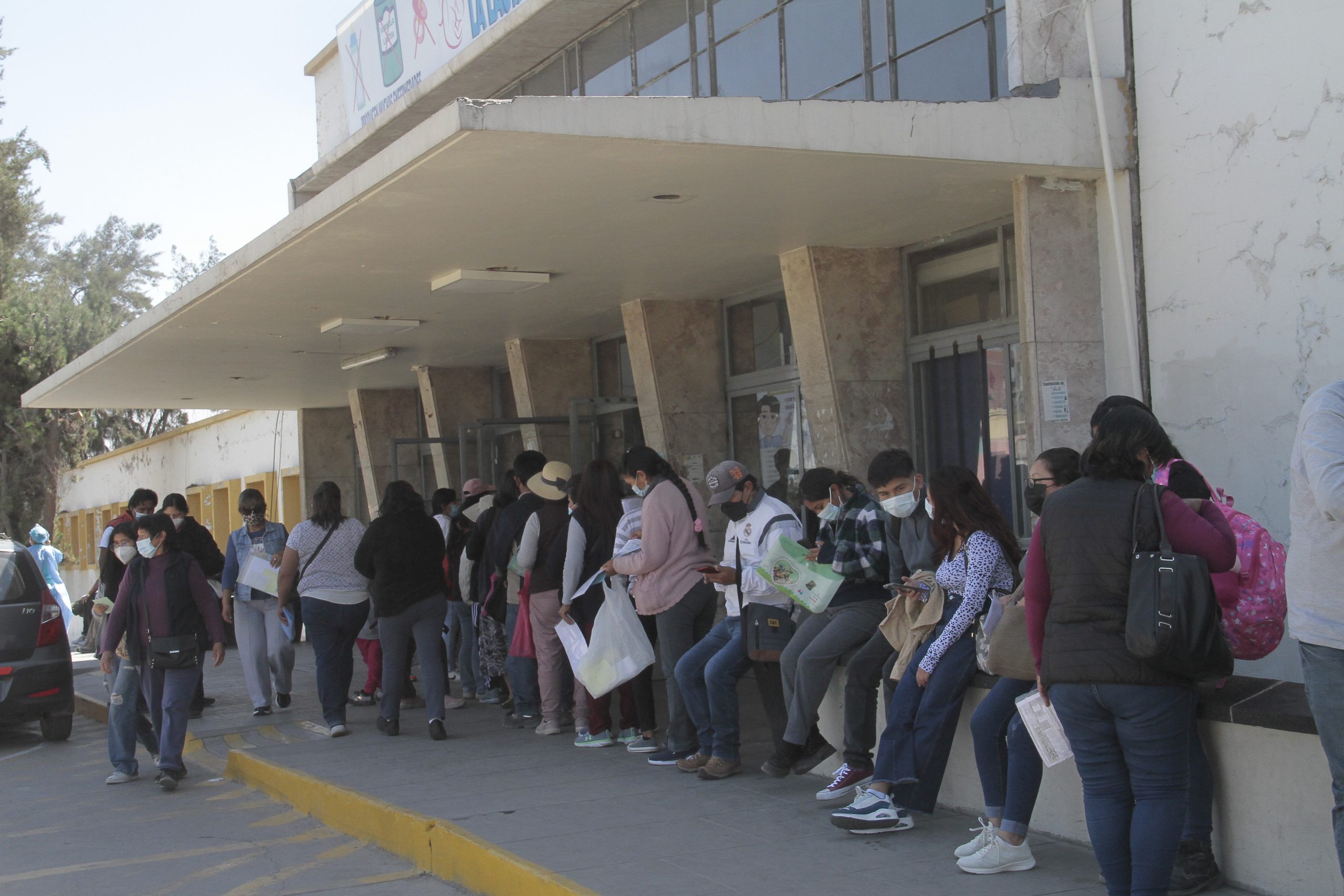 Colas en hospitales Goyeneche y Honorio Delgado son interminables