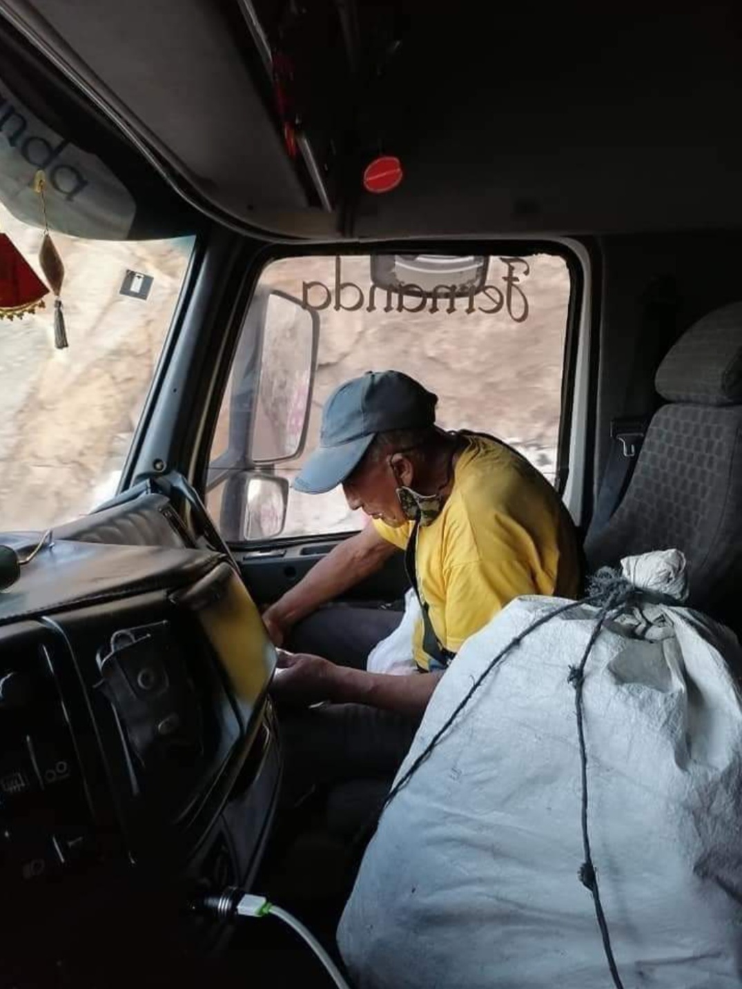 Joven camionero se solidariza con abuelito que llevaba dos días caminando en carretera