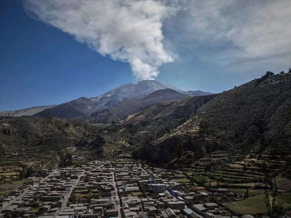 Cenizas y gases del volcán Ubinas llegaron a Puno