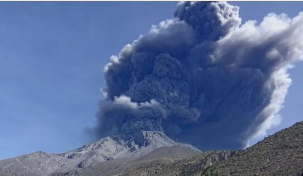 Ubinas: explosión expulsa cenizas hasta los 4200 metros de altura