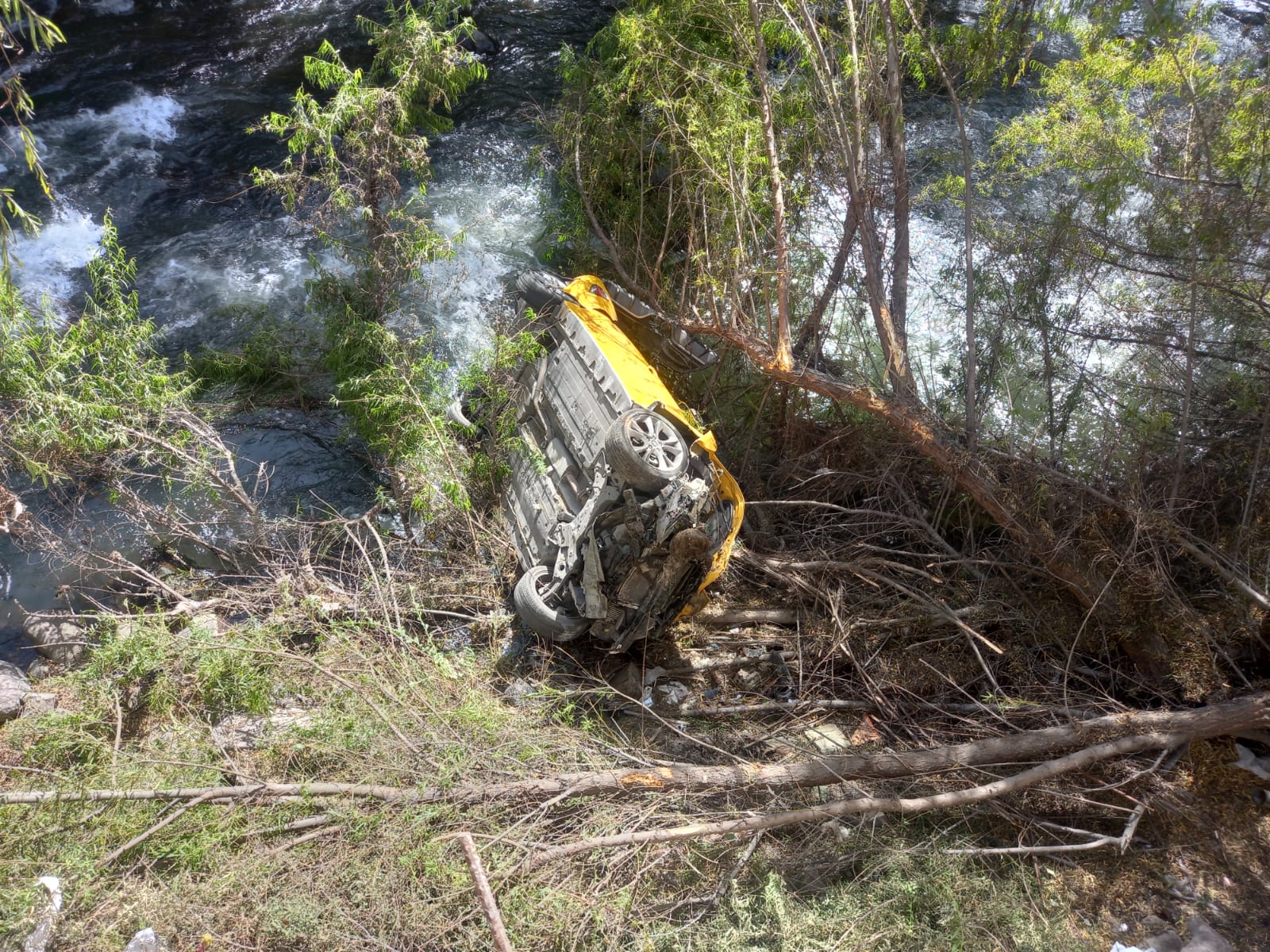 Auto cae al río Chili tras chocar con camioneta