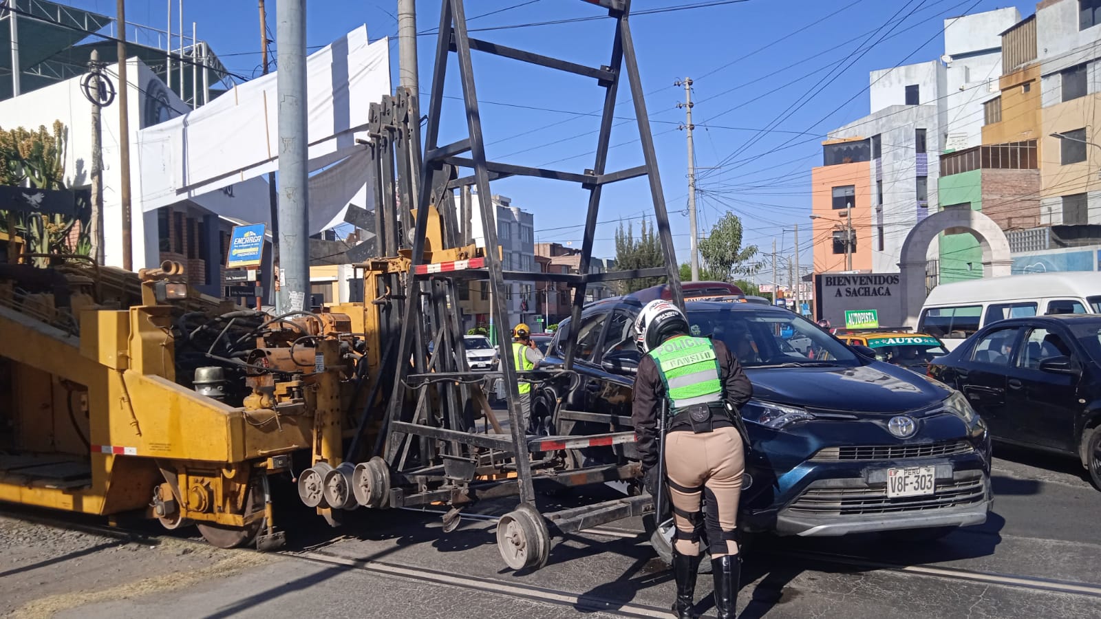 Camioneta impacta contra locomotora en Sachaca