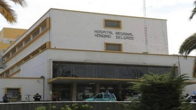 Trabajadores administrativos del hospital Honorio Delgado acatan huelga indefinida