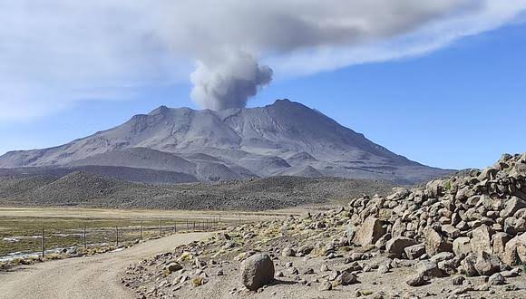 Actividad eruptiva del volcán Ubinas afecta a poblaciones aledañas.