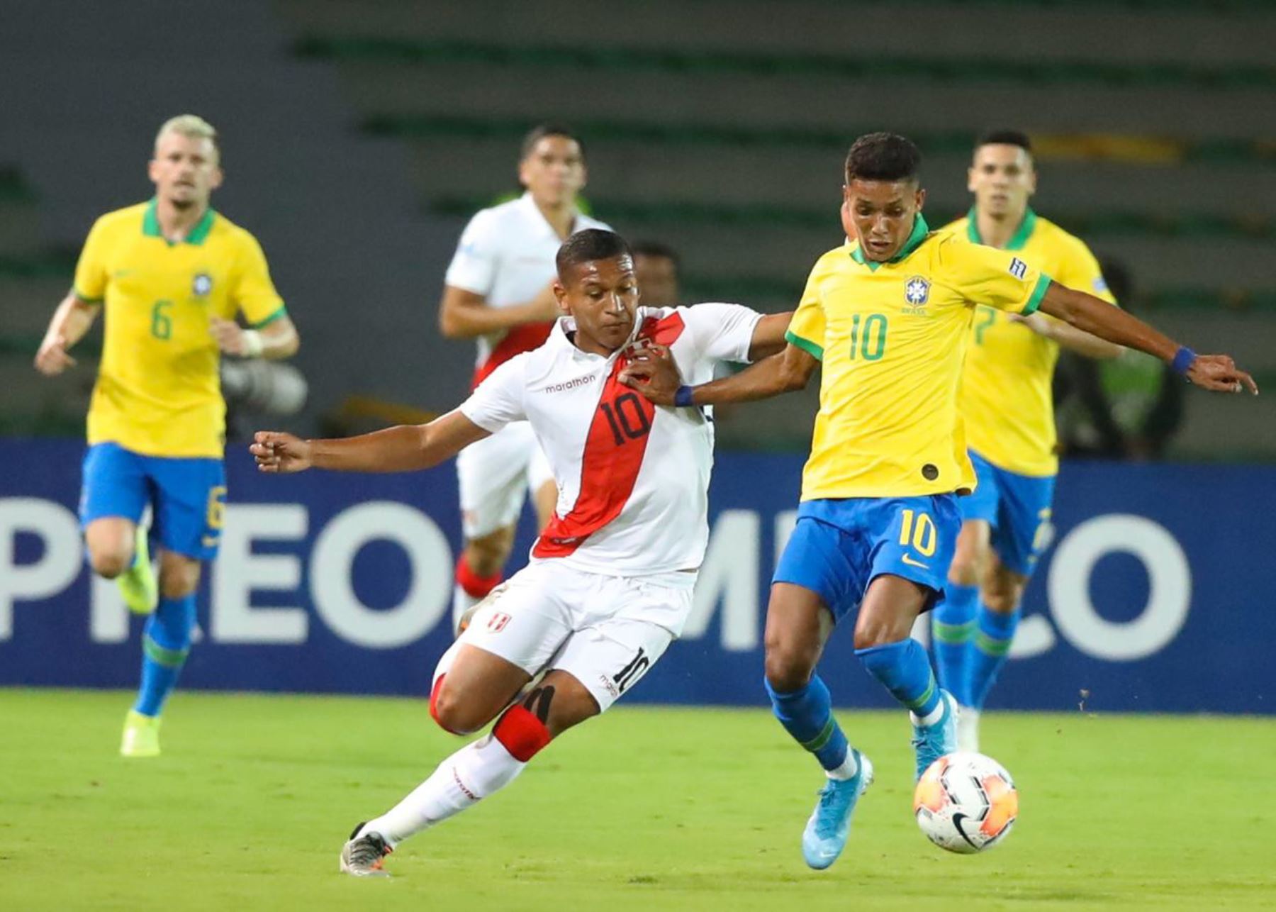 Brasil sorprende a Perú con gol al minuto 98 en partido épico