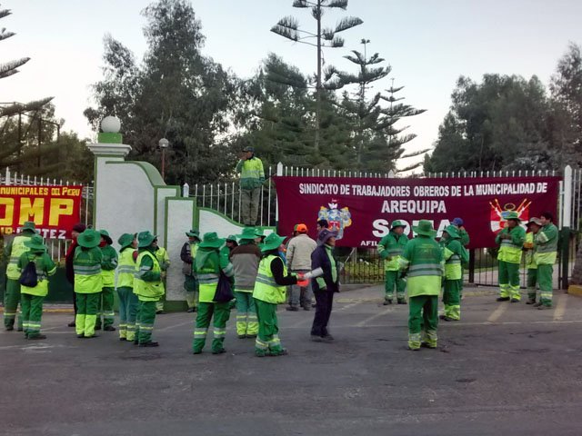 Trabajadores municipales acatan paralización regional contra el MEF