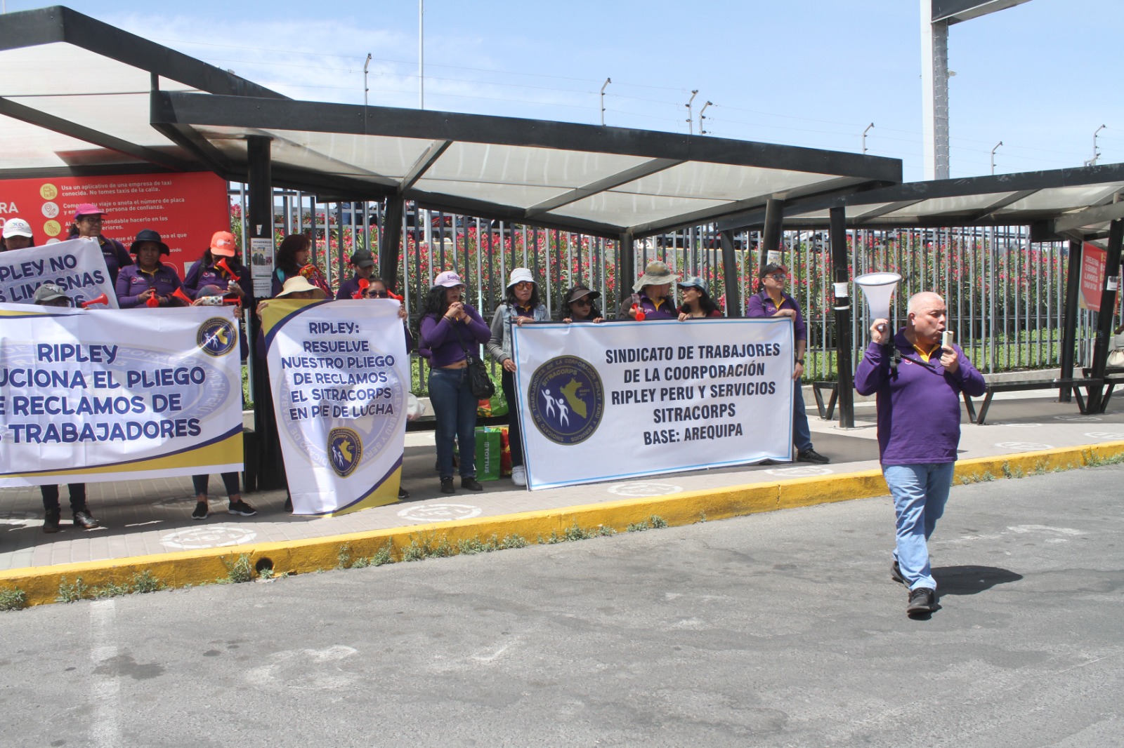 Trabajadores de Ripley protestan por mejores condiciones laborales