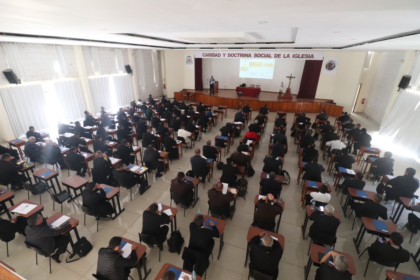 Abordan doctrina social de la iglesia en cursos para sacerdotes y laicos