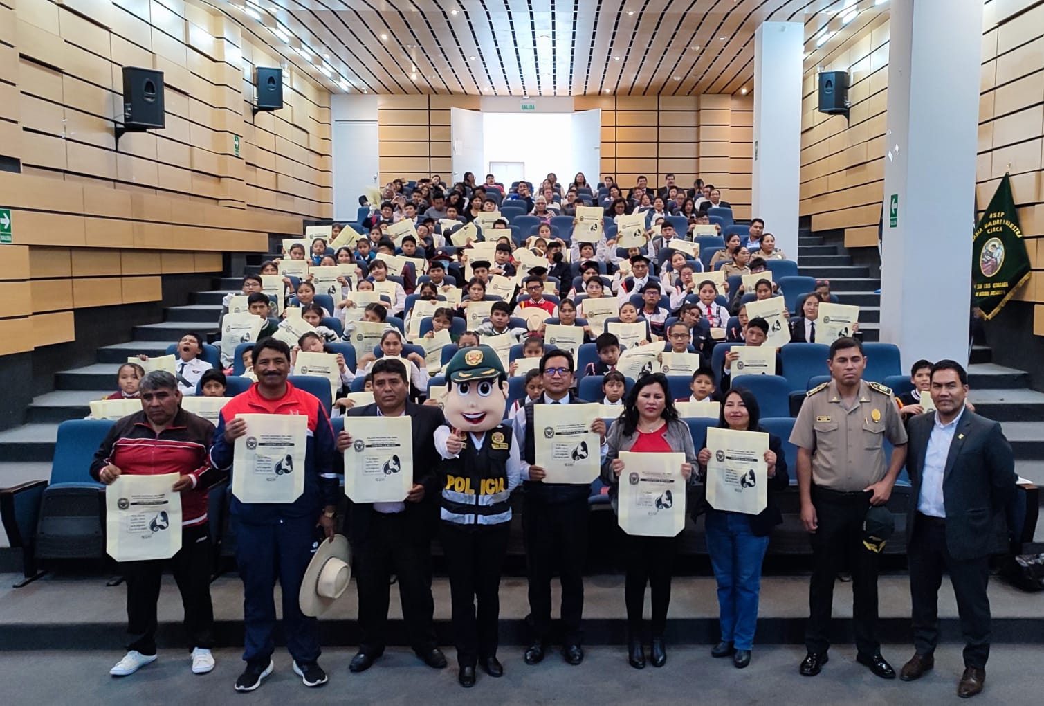 Reconocen labor de un centenar de policías escolares de Socabaya