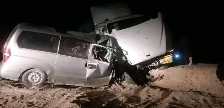 Conductor fallece tras choque de minivan y tráiler en La Joya