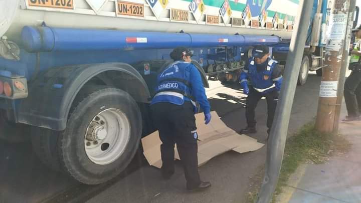 Motociclista muere arrollado por cisterna