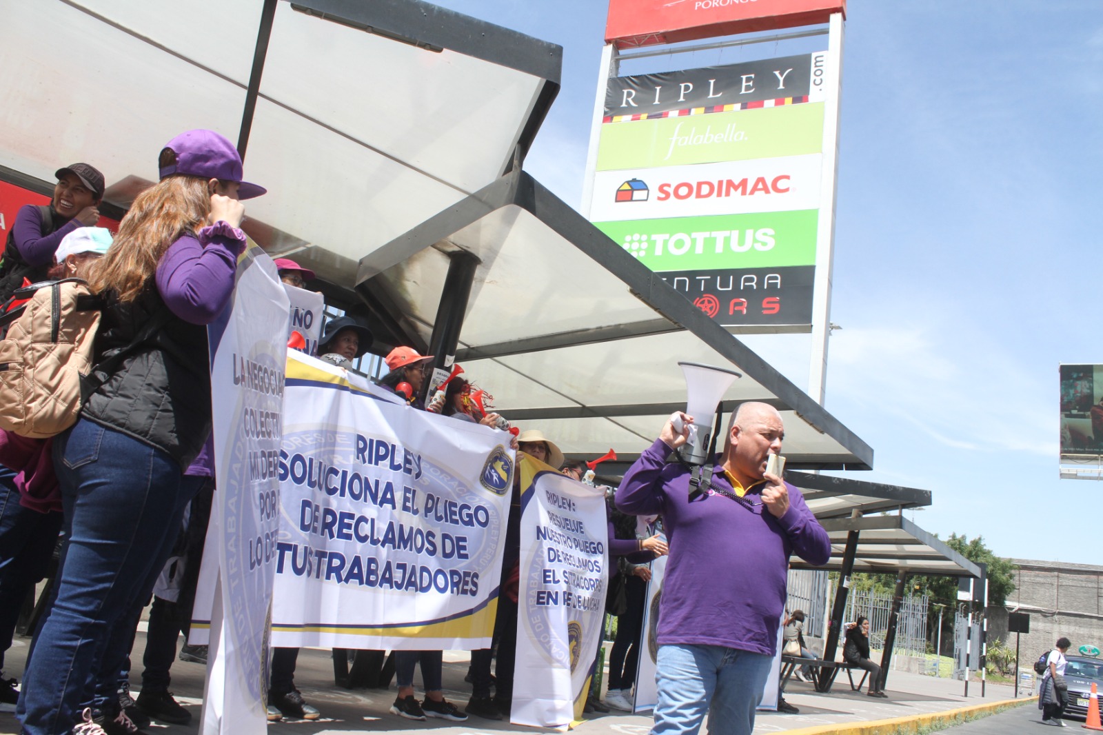 Trabajadores de Ripley protestan por mejores condiciones laborales