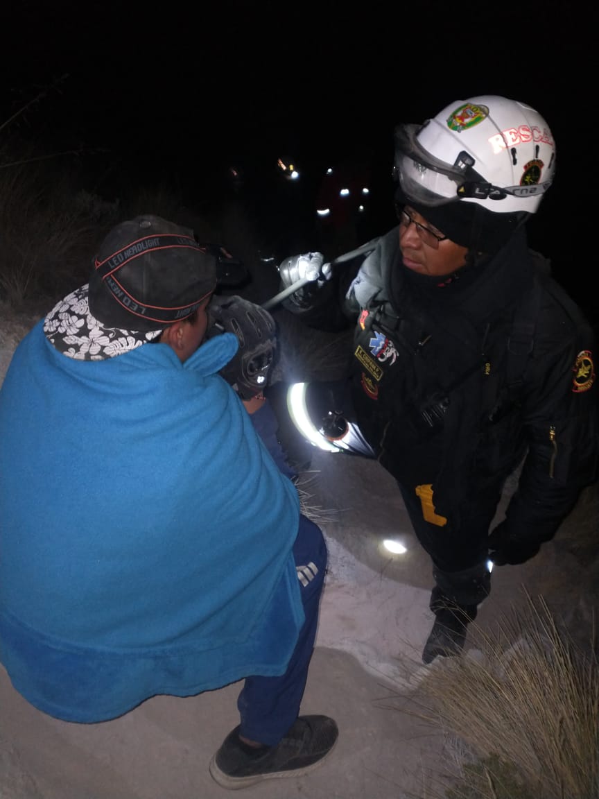 Rescatan a varón atrapado entre dos rocas