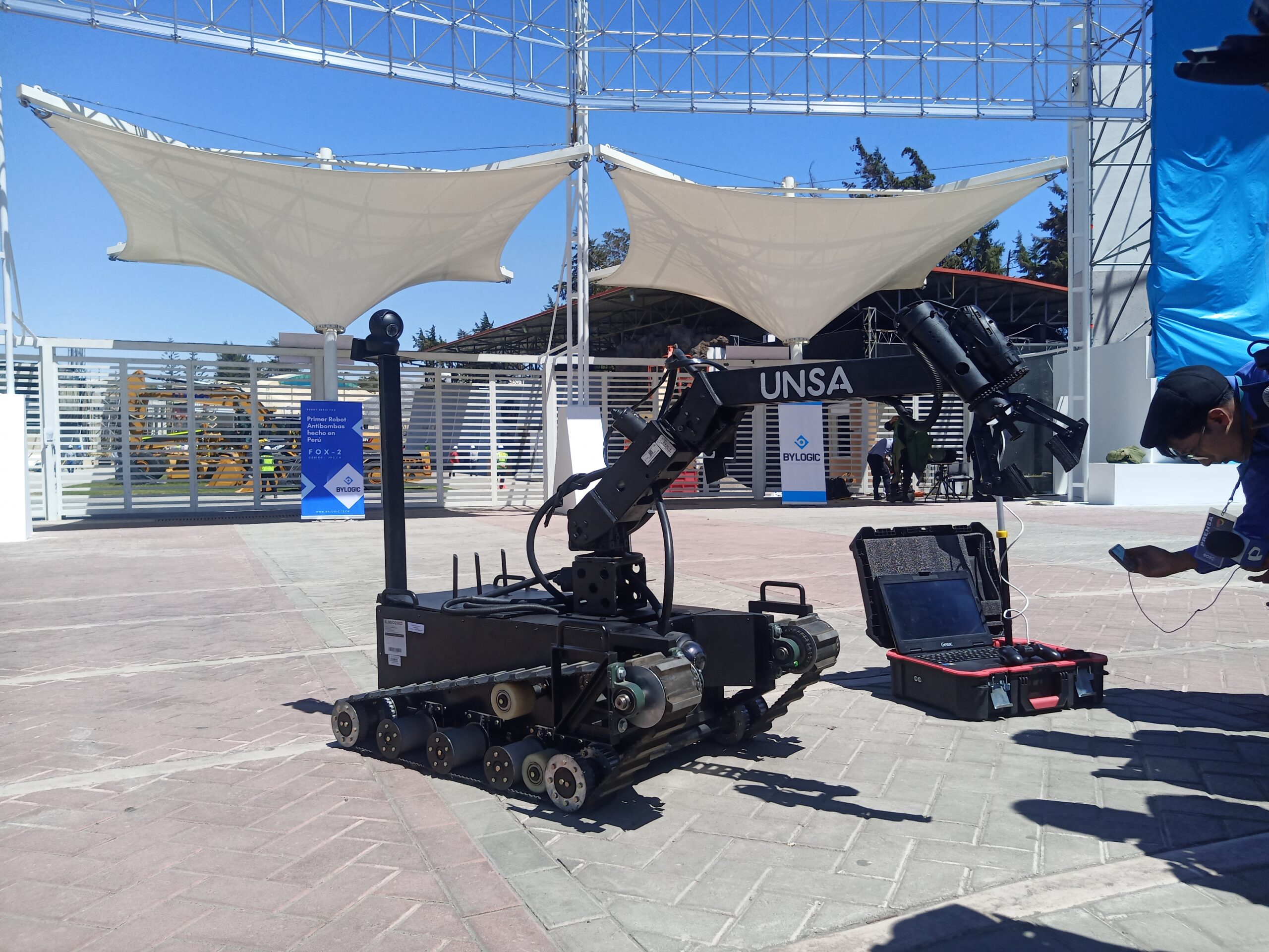 Conoce a Fox-2, el primer robot desactivador de bombas de Arequipa