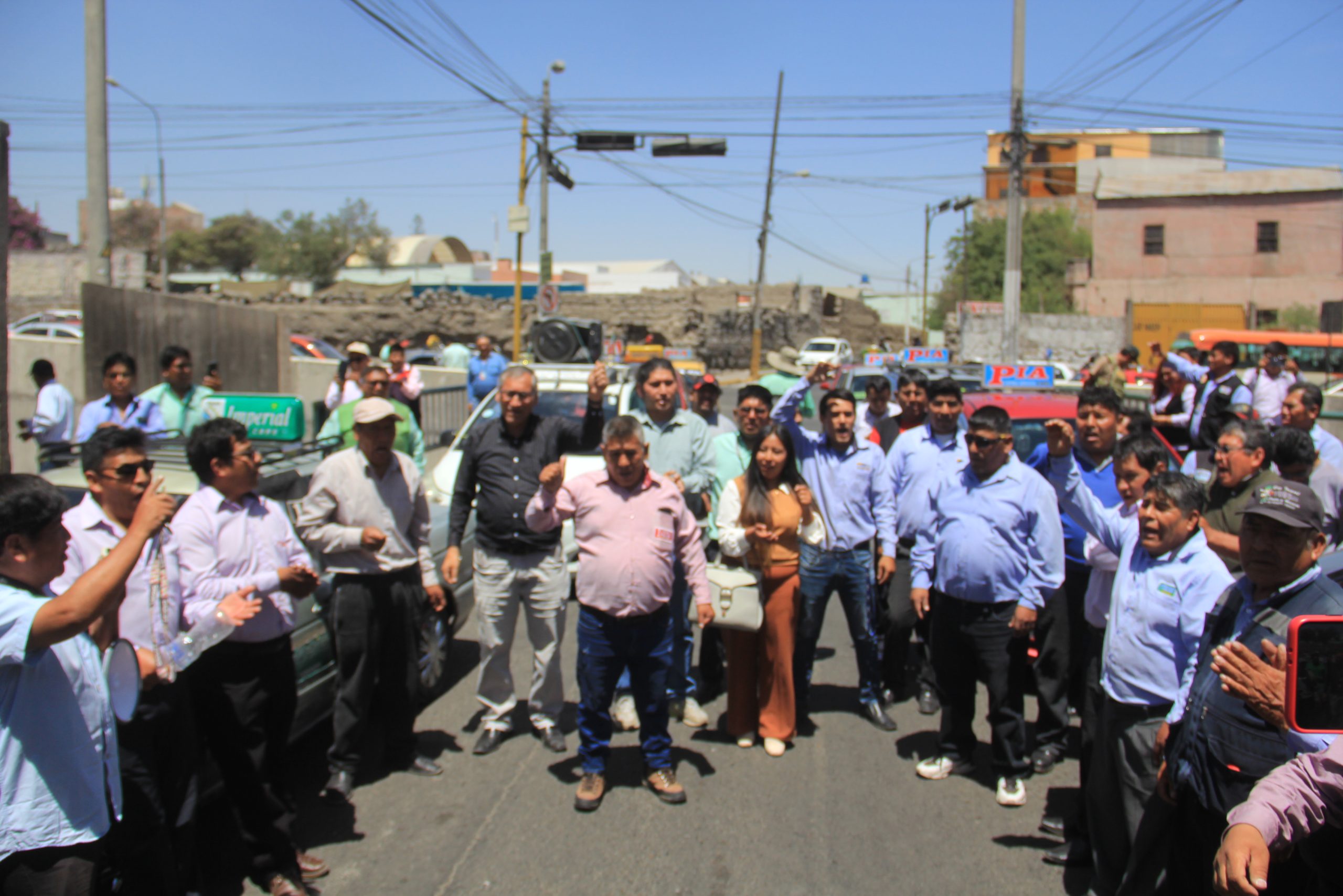 Taxistas protestan por elevado precio del GLP