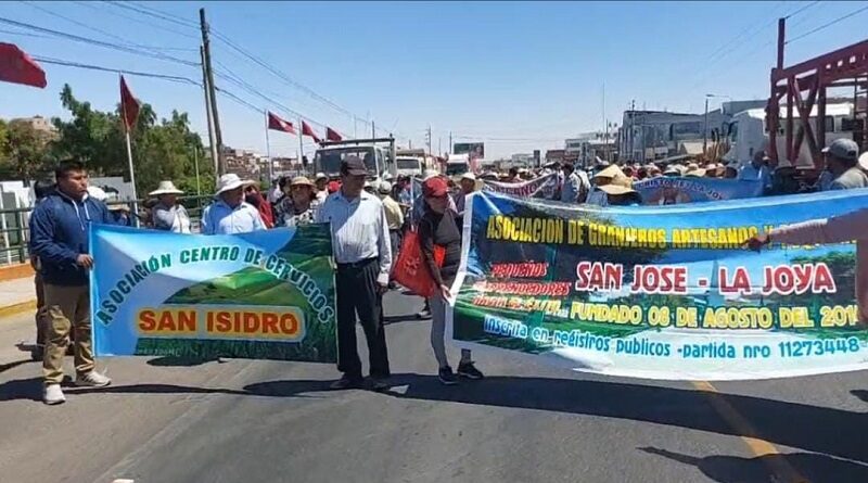 Pobladores de La Joya bloquean la Panamericana Sur