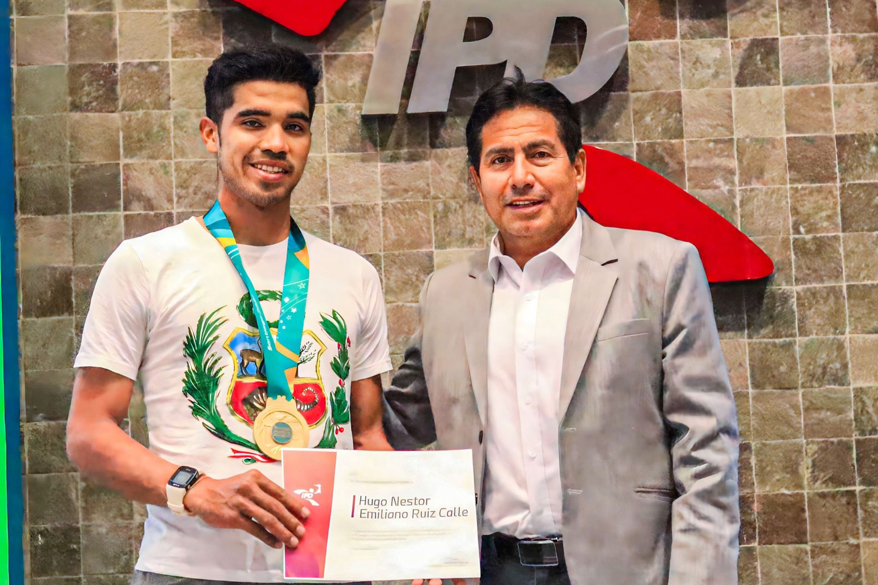 Medallista Panamericano Hugo Ruiz llega a Arequipa donde recibirá homenajes