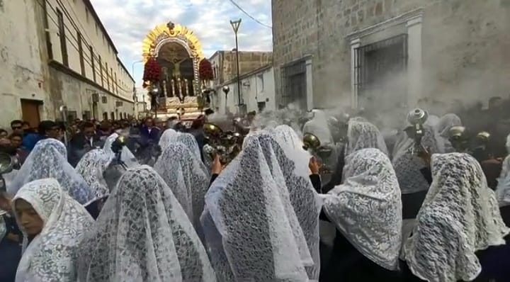 Arequipa: Alrededor de 7 mil fieles acompañaron la imagen del Señor de los Milagros