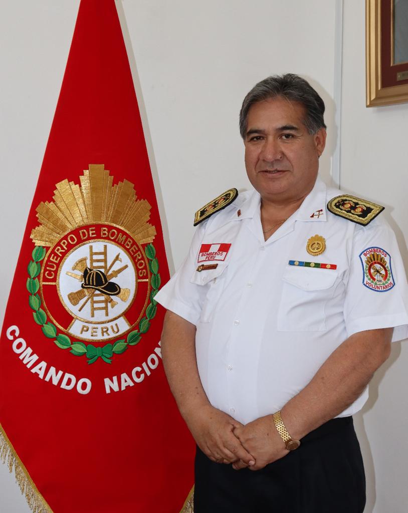 Arequipeño es elegido comandante General del Cuerpo de Bomberos